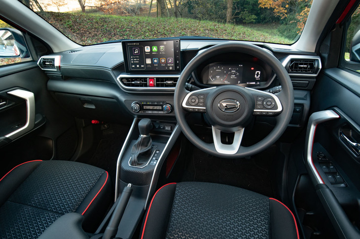 各部に赤やシルバーのアクセントが施された内装の意匠は「プレミアム」「G」「X」の3グレードで共通。ドアアームレストやステアリングホイールの表皮、収納の充実度などで差異化されている。