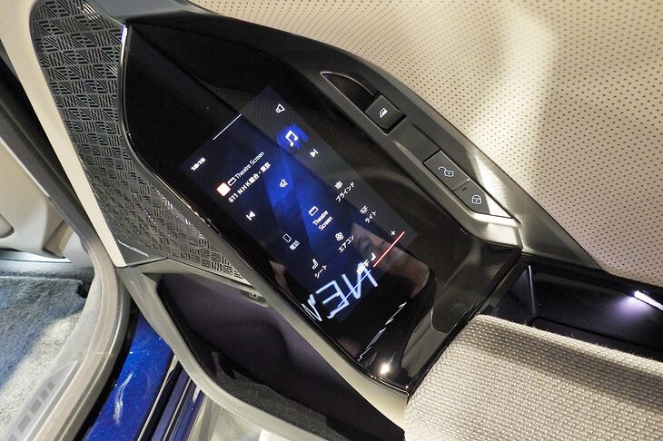 BMW i7 M70 xDrive（リアドアコンソール）