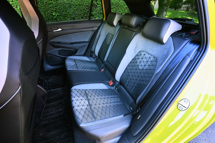 ロングホイールベース化の恩恵はリアシートに顕著だ。先代モデルよりもレッグルームが38mm拡大しており、ご覧のとおりの広さだ。