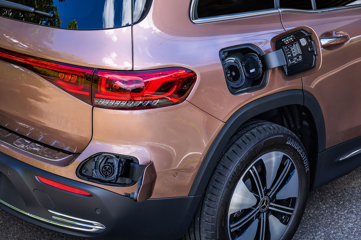 リアフェンダーに急速充電用の給電口を、リアバンパーに普通充電用の給電口を設置。WLTCモードの一充電走行距離は、520kmと発表されている。