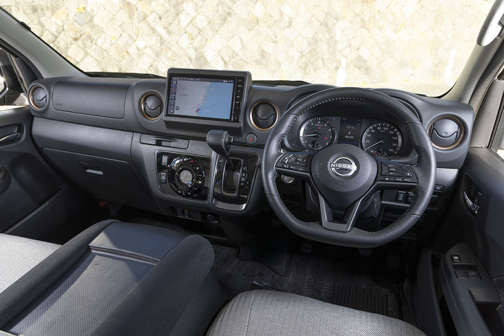 ダッシュボードはいかにも商用車然とした飾り気のない仕立て。エアコンの操作パネルやシフトセレクターの周囲をピアノブラック化するなど、分かる人には分かるおしゃれが施してある。