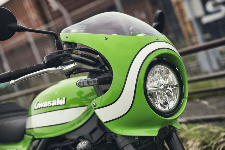 
	「Z900RSカフェ」と「Z900RS」を差別化する象徴的なアイテムが、写真のビキニカウル。グリーンにホワイトのラインを添えるカラーリングは、カワサキがレースの場で用いてきた伝統的なもの。
	