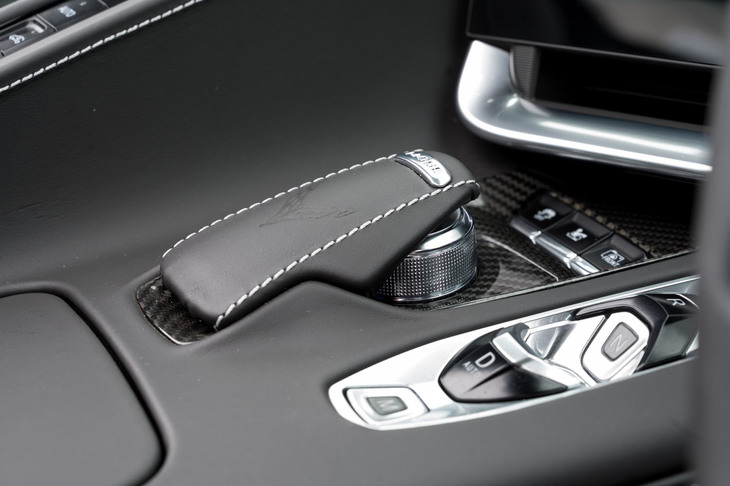 4種類のドライブモードは、センターコンソールに配置されたパッドの下のダイヤル式コントローラーで操作する。