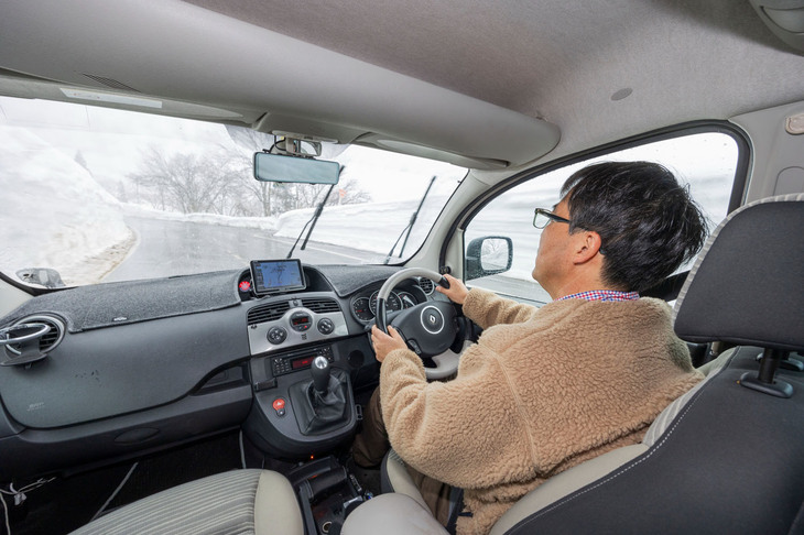 「下り坂でもブレーキを踏めばしっかり止まったし、ハンドルがブレたりしません。むちゃをしなければ、安心して運転できると思います」と「エヌブルー4シーズン2」の実力を評価した福田さん。雪道のドライブにも慣れた様子が見受けられた。
