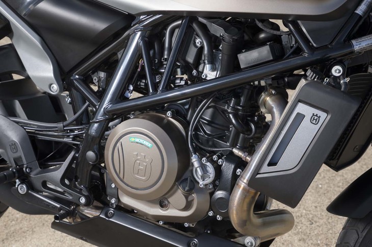 エンジンは693ccのビッグシングル。シングルカムながら75PSの最高出力を発生する。