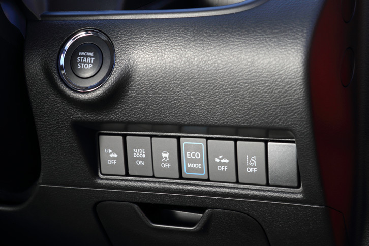 ダッシュボードの右端に設置されたスライドドアや安全装備などの操作スイッチ。燃料消費を抑制する「エコモード」のオン／オフスイッチもここに備わる。