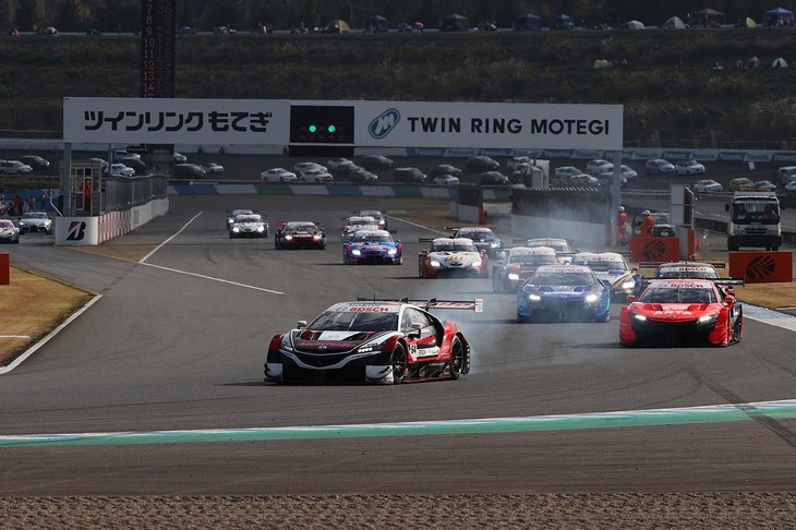 GT500クラスのスタートシーン。レースは予選からホンダ勢が活躍を見せ、決勝では5位までを独占することとなった。