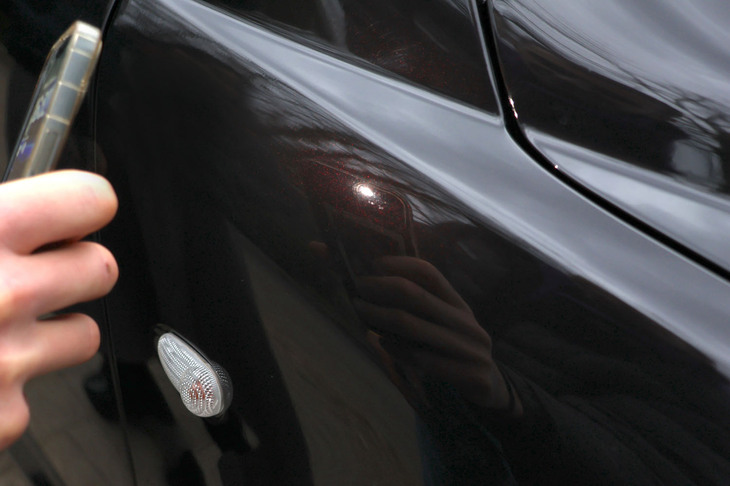 光が当たると赤く見えるボディーカラー「ロッソ エトナ」を再塗装した。