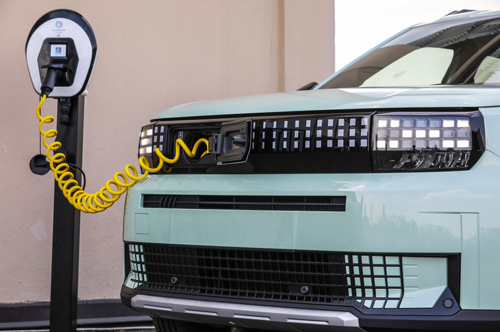 EV仕様の前部には、AC充電用のスパイラルケーブルが内蔵されている。