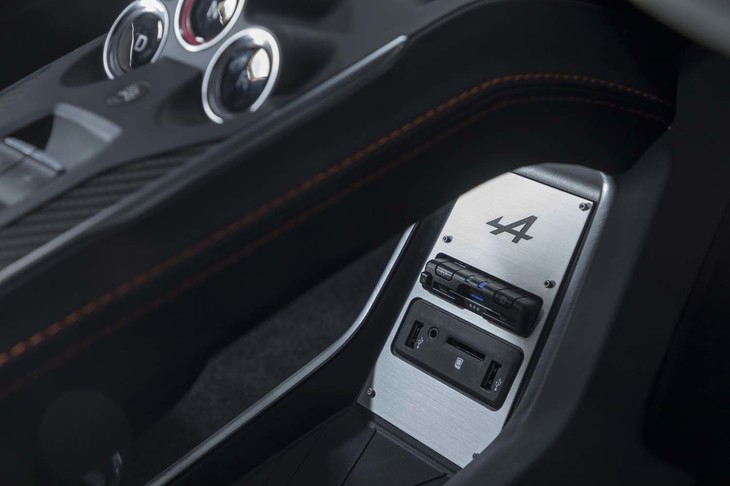 フローティング式センターコンソールの下部にはUSBポートやETC車載器が備わる。アルミパネルには「A」ロゴが刻まれている。