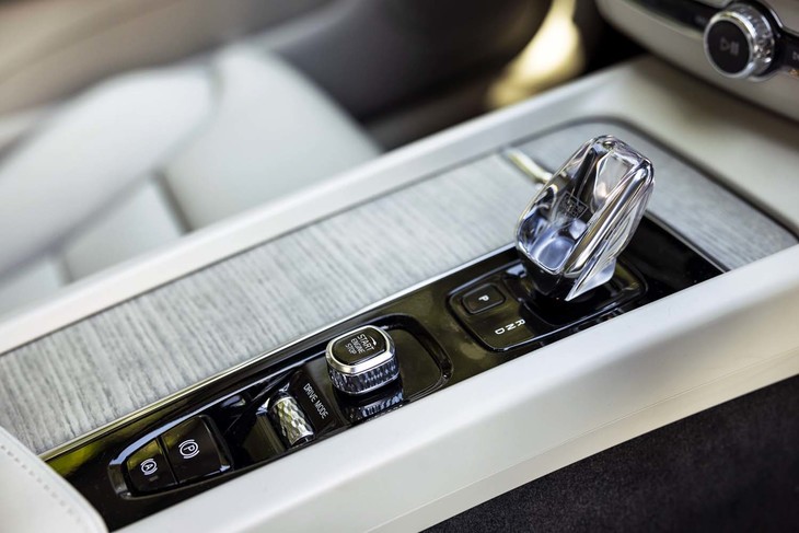 左右の座席間には、クリスタル製のシフトノブや走行モードのセレクターなどが整然と並ぶ。