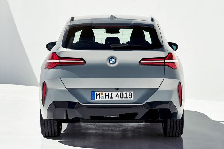 非M系のモデルのお尻はご覧のとおり。バンパー下部は黒い装飾で覆われていて、マフラーは見えない。