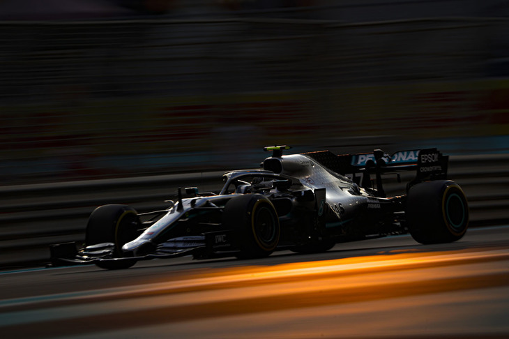 前戦ブラジルGPではメカニカルトラブルによりリタイアしたボッタス（写真）。メルセデスは彼のパワーユニットを交換せざるを得ず、予選で2番手タイムを記録するもペナルティーにより最後尾グリッドからレースを組み立てることに。今季最後のレースで得た最新パワーユニットでレースをかき回さんと気合を入れてスタート。早々にポイント圏内に駒を進め、終盤には3位ルクレールを視界に捉えたが抜くことはできず4位でゴールした。今シーズンはハミルトンと同じくポールを5回を取ったものの、勝利数では11回のチームメイトに対し4回にとどまった。ランキング2位は自身最高位だが、さらなる上を目指すには、歴史に名を残す偉大なドライバー、ハミルトンを超えるという難題をクリアしなければならない。（Photo=Mercedes）