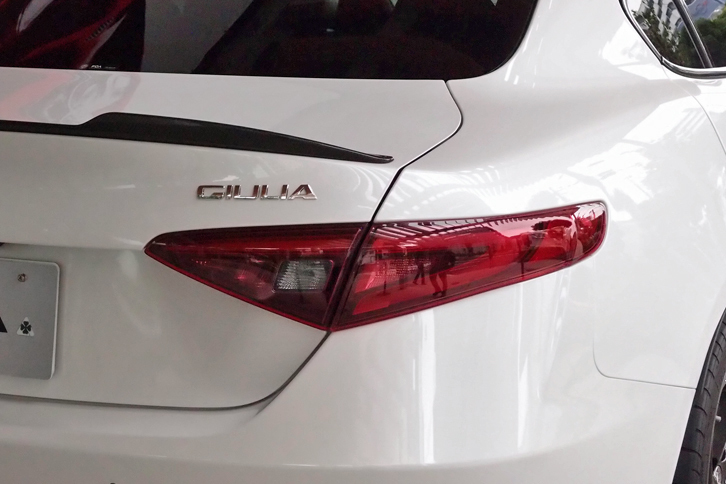 リアコンビランプは、LED式が採用されている。