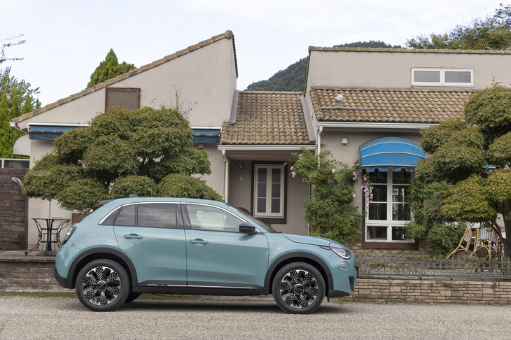 ボディーの全長は「500e」より570mmも長い。サイドから眺めるとタイヤの大きさが際立っている。