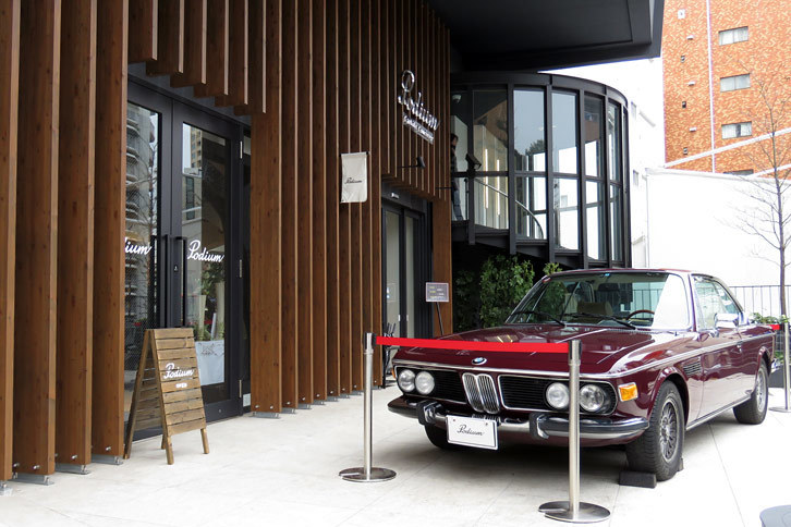 そういえば、カフェ＆ギャラリースペース「ポディウム」の展示車両がBMWに代わっていた。これは「3200CSi」かな？　車名を確認しそびれてしまった。