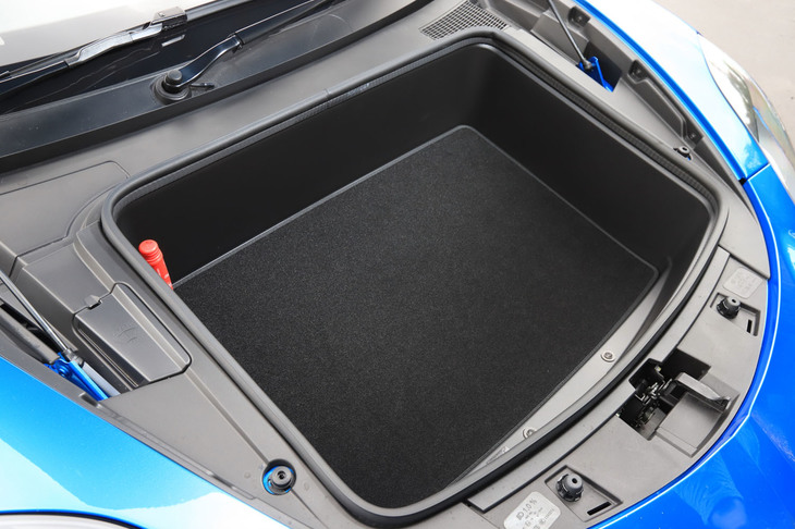 フロントボンネット下のラゲッジスペース。容量は100リッター。