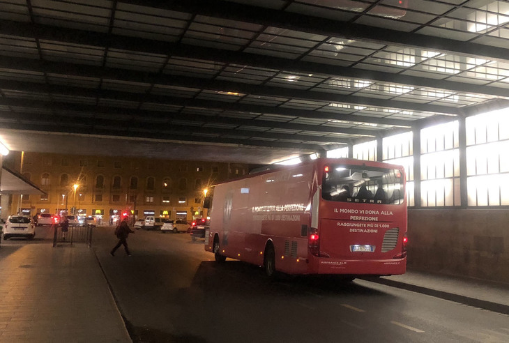 バスターミナルが閉まってしまうため、深夜の空港バスは鉄道のフィレンツェ・サンタマリア・ノヴェッラ駅に到着する。こういうフェイントも、イタリアではよくあること。