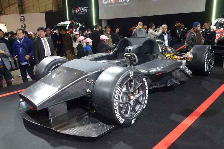 こちらがランニングシャシーの「テストカー」。むき出しのカーボンがただならぬ雰囲気を醸し出す。