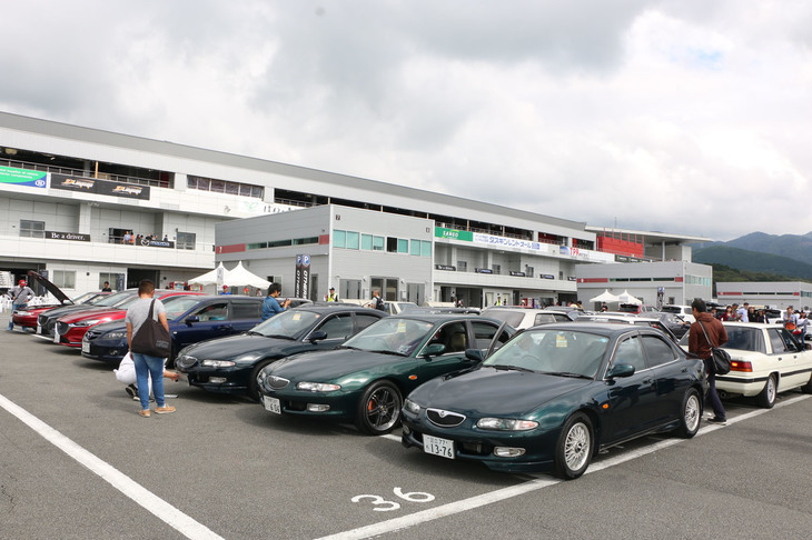 欧州車風のスタイリッシュな外観の「ユーノス500」は、1992年にデビューした小型セダンだ。日本では短命だったが、欧州では人気が高く、1999年まで生産されていた。今見ても古さを感じさせないのは見事。