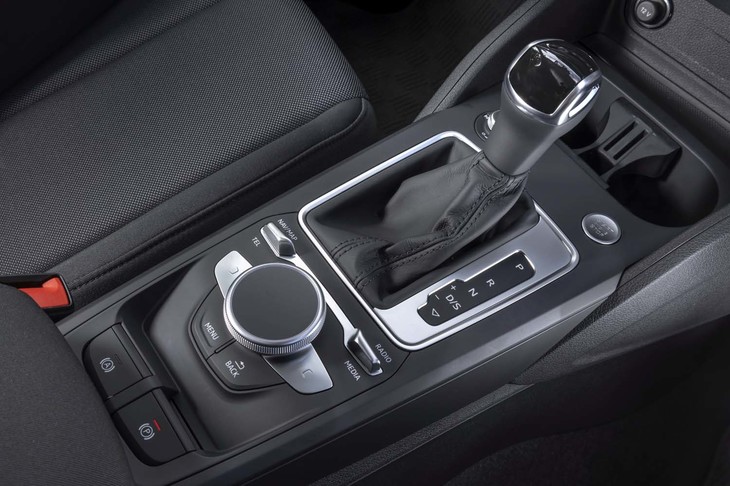トランスミッションは7段ATのままで不変だが、シフトレバーの形状は変更された。