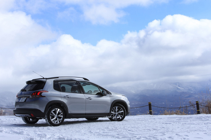 長野県に入ったあたりから空を覆い始めた雲に、いつの間にか切れ間ができていた。せっかくなので、表情豊かな空を背景に「プジョー2008」を記念撮影。