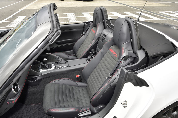 インパネは「ロードスター」のものを受け継ぐが、シートは背面がソフトなオリジナルのものが与えられている。標準シートの表皮はアルカンターラ／レザー。