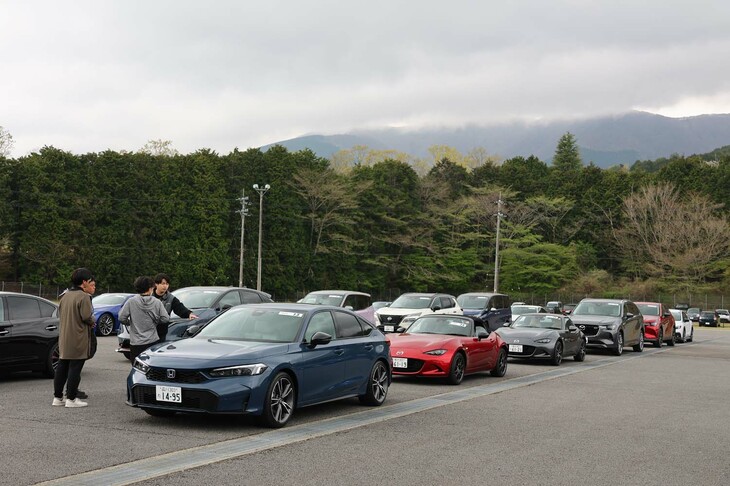 大人気コンテンツである「新型車大試乗会」には、国内外の人気モデルがずらりと集結。試乗の申し込みは先着順となっているため、朝から長蛇の列ができていた。今年も、合計で52台という多くの試乗車が用意された。