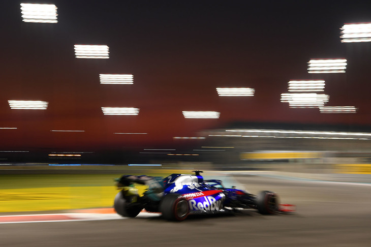 来シーズンはチーム名を「アルファタウリ」に変えることが決定しているため、2019年最終戦が「トロロッソ」の名前で戦う最後のレースに。チーム14年目にして初めて表彰台に2回も上った今年、アブダビGPの戦績次第では過去最高位のコンストラクターズランキング5位も狙えたが、その夢は果たせなかった。ピエール・ガスリーは11番グリッドからスタートでレーシングポイントの2台と接触し最後尾に脱落、18位でノーポイント。ダニール・クビアト（写真）は13番グリッドからスタート時に履いていたハードタイヤで40周まで周回、結果9位入賞となった。2020年もこの2人がステアリングを握る。（Photo=Toro Rosso）