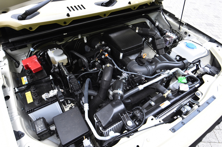 新型「ジムニー」のR06A型エンジン。従来のK6A型に比べ、ロングストロークな設計となっている。