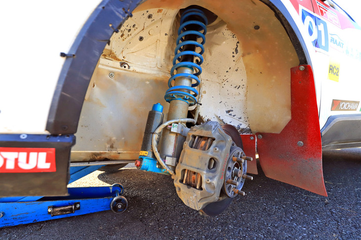 サスペンションは当然ながら、前後ともにクスコレーシングの特注仕様。助手席インプレとしては、悪路で柔軟にタイヤを動かすしなやかさと、四肢をガっと大地に押し付けて路面を離すまいとするたくましさが両存している印象だった。