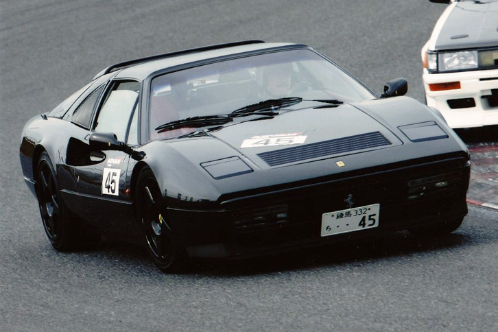筑波サーキットにてチューンドハチロクと戦う「328GTS」の勇姿。（写真＝池之平昌信）