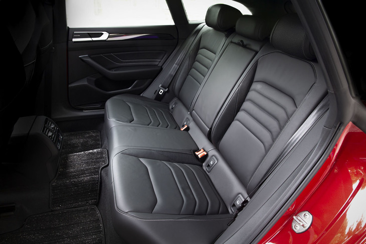 「アルテオン シューティングブレーク」のリアシート。背もたれには60：40の分割可倒機構が備わる。