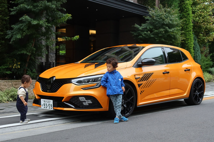 出発の朝、1歳の娘（左）と4歳の息子（中央）に囲まれる「メガーヌR.S.ウルティム」。キャラの立ったクルマは、年齢を問わず人を引き付けるものらしい。