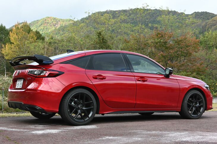 モデューロの「シビック用テールゲートスポイラー（ウイングタイプ）」を装着した「ホンダ・シビックRS」。