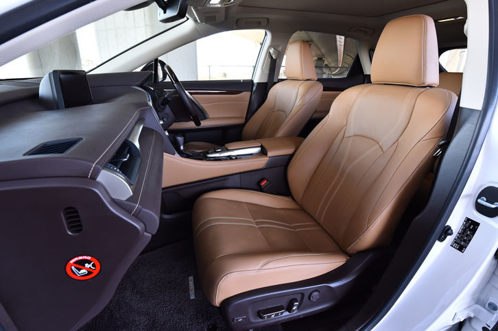 上級グレード“バージョンL”のシートは、セミアニリン本革で仕立てられている。