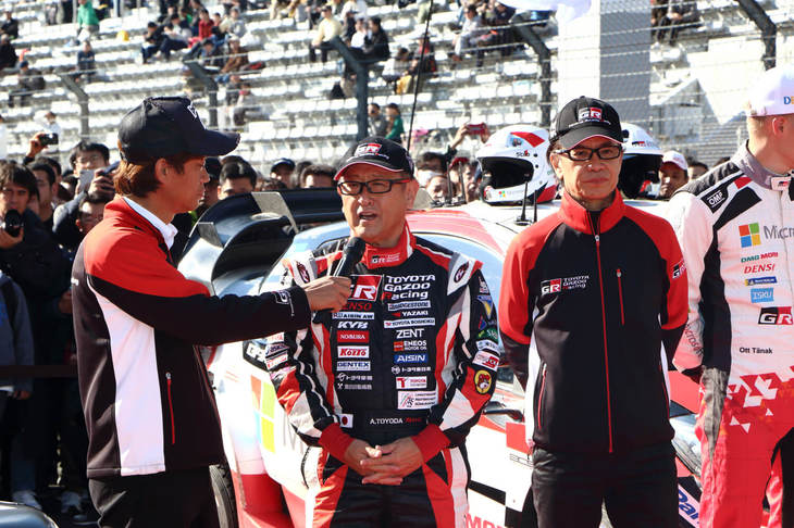2018年のTOYOTA GAZOO Racing の活動報告を行う豊田章男社長。集まった多くのファンたちに、今シーズンのうれしい結果を報告するとともに、支えとなった応援への感謝を述べた。