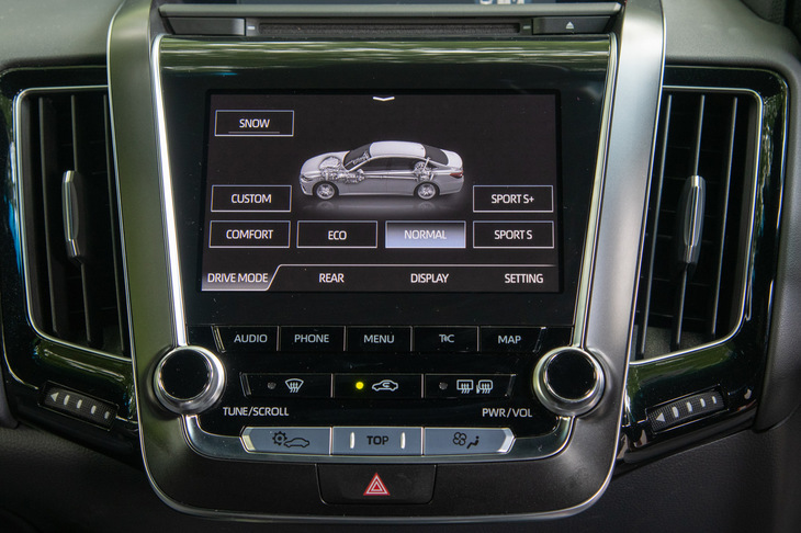 走行特性の切り替えが可能なドライブモードセレクトの操作画面。RS仕様には、パワートレインやシャシー、空調の制御の組み合わせを自由に選択できる、「CUSTOM」モードも備えられている。