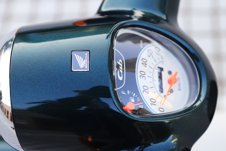 メーターについては文字の見やすさを考慮したデザインの文字盤と、LEDインジケーターランプを採用。コンパクトでありながら、高い視認性を実現している。