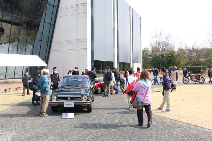 1日に2度行われたデモランには老若男女が集い、カメラやスマホを使って往年の名車たちの走りを収めていた。当時のことを知らない若い世代の観覧者も多く、スタッフに車両やそのメカニズムについて質問する光景も見受けられた。
