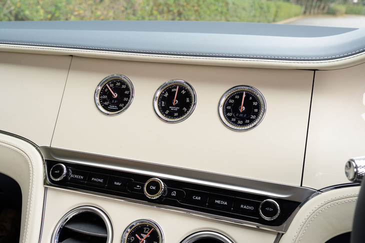 試乗車に装備されていた、オプションの「ベントレーローテーティングディスプレイ」。横倒しにした三角柱の形をしており、システムオフの状態では化粧パネルが、システムを起動すると、回転してセンターディスプレイや3連メーター（写真）が表に出てくる。