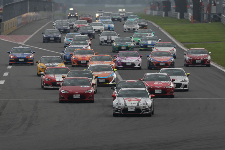 「トヨタ86」はモータースポーツの幅と奥行きを広げた。写真は谷口も参戦しているGAZOO Racing 86/BRZ Raceのワンシーン。（写真＝トヨタ自動車）