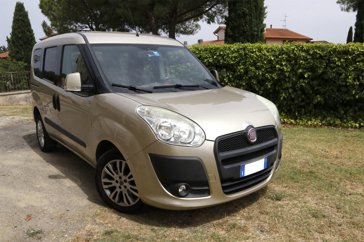 フィリッポさんの工房前で。彼の「ドブロ」は2010年に購入したものだが、幸い今もって現行モデルである。