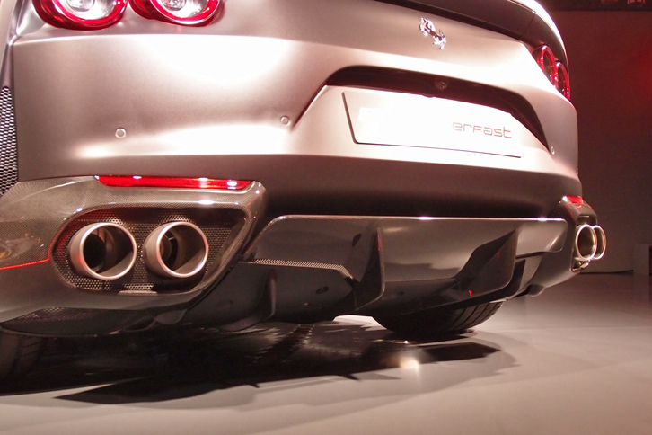 リアエンドには、空力性能を高めるための可動式フラップが備わる。