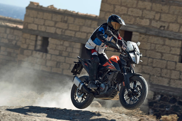 悪路では専用チューニングのサスペンションが路面の凹凸を巧みにいなす。車体が宙を舞うようなシーンでも、着地時には素早く衝撃を収束させる。