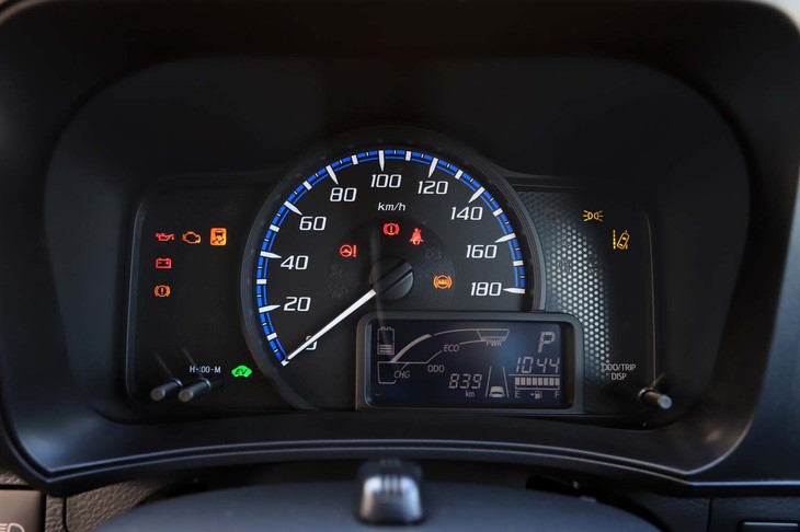 メーターはハイブリッドモデル専用デザインを採用。外気温／瞬間燃費／平均燃費／航続可能距離などを右下の画面に表示できる。