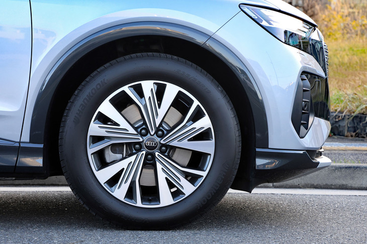 「アドバンスト」のタイヤサイズは、前が235/55R19、後ろが255/50R19と、「Sライン」よりリム径がひとまわり小さく高偏平。試乗車はハンコックのコンフォートタイヤを装着していた。