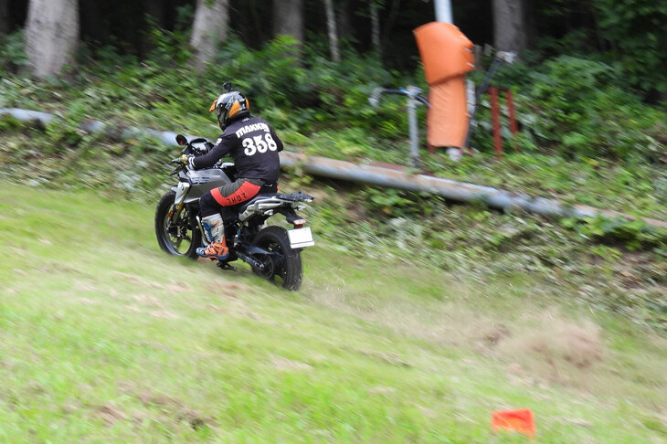 完走し、よいタイムを出すにはコース取りも重要なポイント。出走順が後ろになると路面も荒れてくるので、あえてコースの端を走るライダーも。