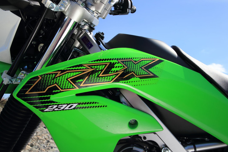 「KLX230」は、カワサキのオフロードバイクである「KLX」シリーズの最新モデル。従来モデルから、シャシーもエンジンも刷新されている。