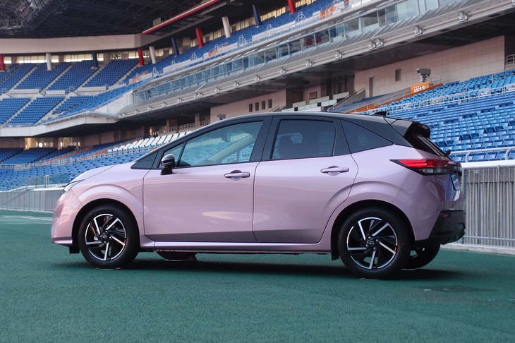 クリーンでダイナミックなデザインが追求された。新型「ノート」のエクステリア。